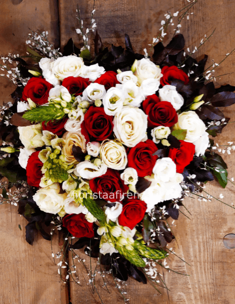 Cuore fiori assortiti con rose rosse medio