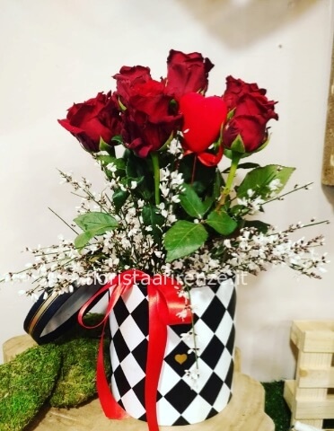 Scatola con 7 rose rosse
