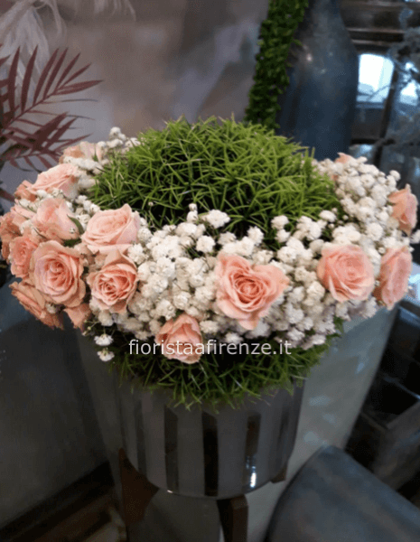 Coroncina di gipsofila e rose