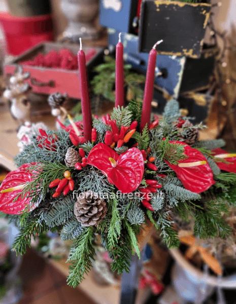 Composizione natalizia con candele e fiori