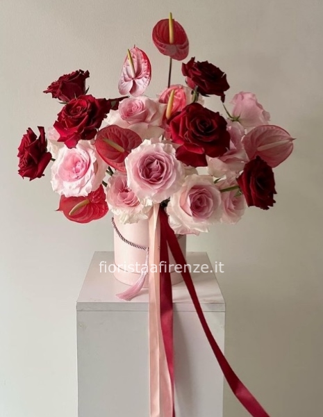 Flowers Box con rose rosse e fiori di rose rose